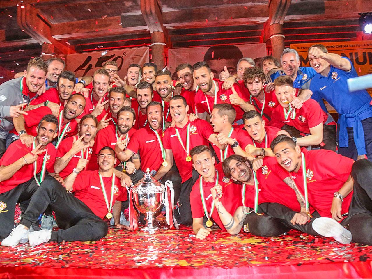 La squadra della USC Cremonese in festa per la promozione in serie B