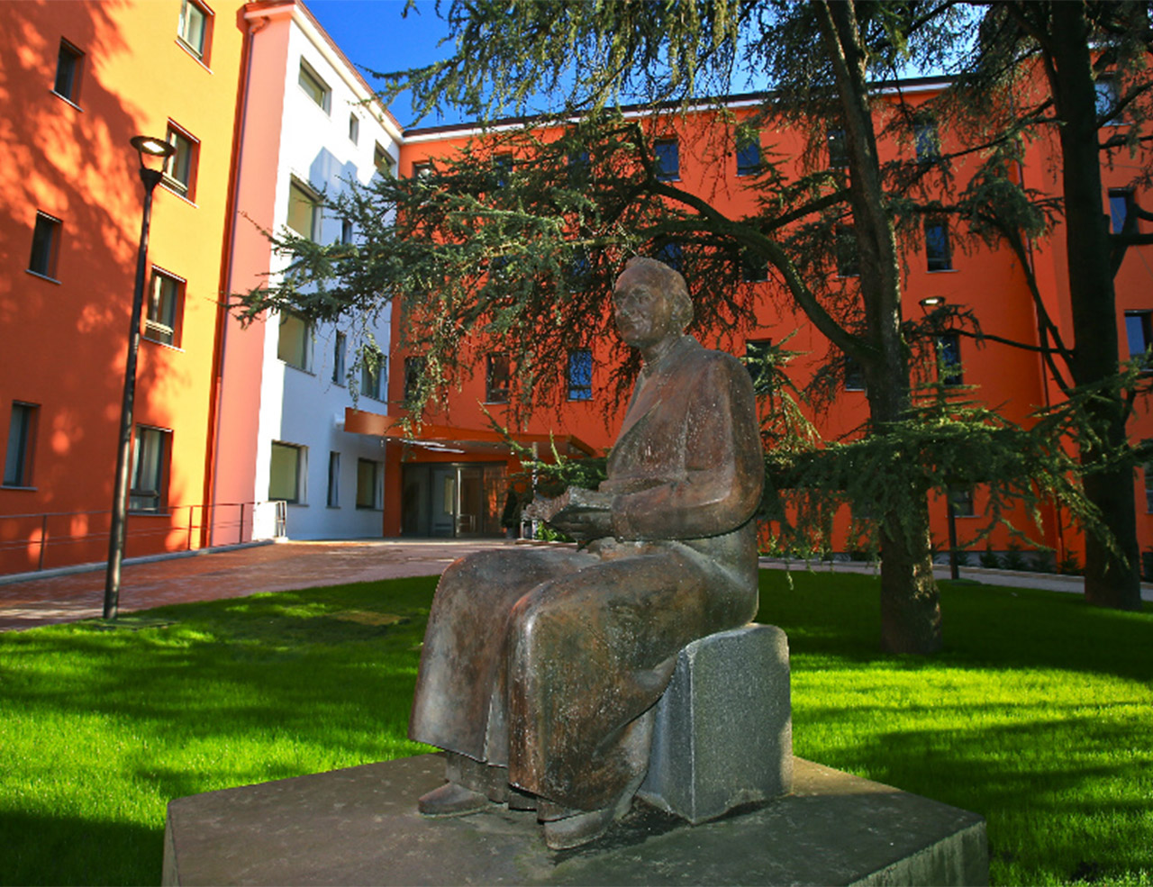 Casa di riposo “Giovanni e Luciana Arvedi”, ex clinica "La Pace" 